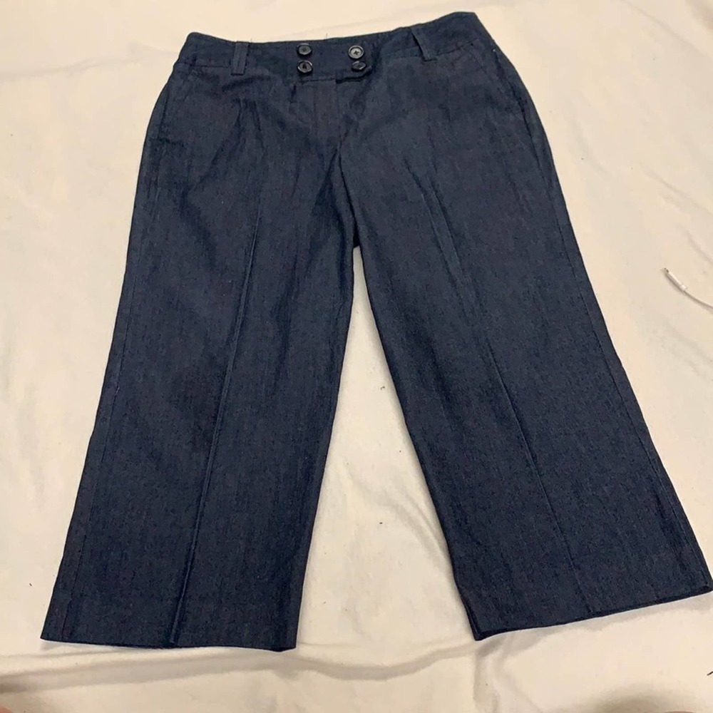 Larry Levine Ladies Dressy Cropped Jeans. Size 8.
